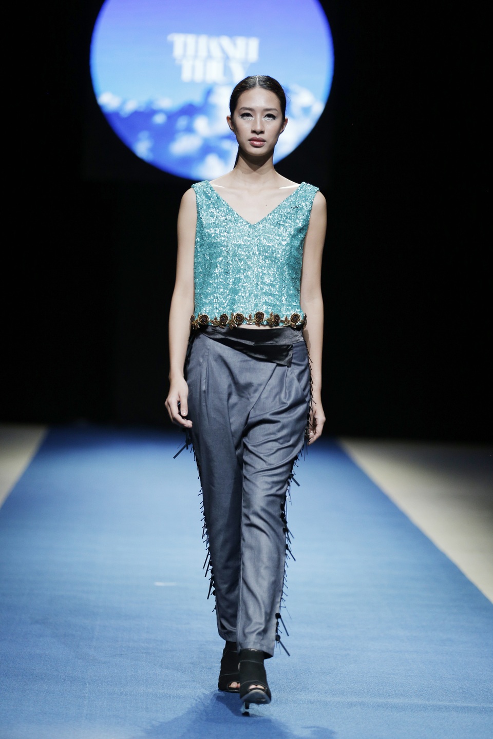 Từng chi tiết được Thanh Thúy kết với các nghệ nhân đính kết thủ công một cách tỉ mỉ và công phu tạo hiệu ứng làm thay đổi về mặt chất liệu rất độc đáo.