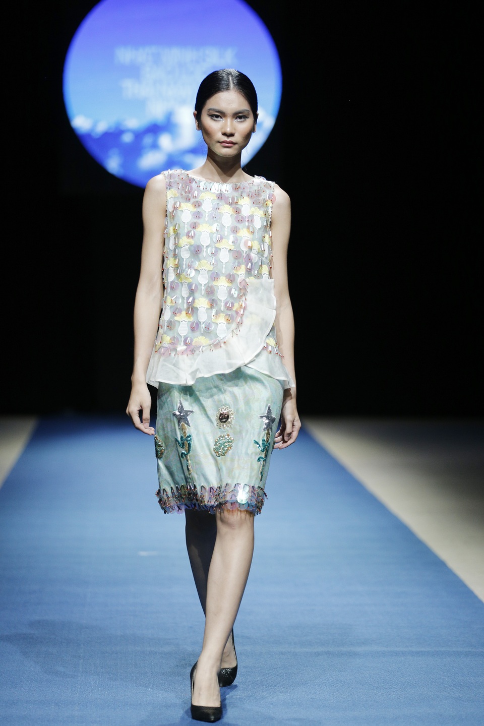 Bộ sưu tập có tên gọi “Mùa hoa nở” nữ thiết kế trẻ cho biết cô muốn thể hiện tinh thần tươi trẻ, tràn đầy nhiệt huyết của người phụ nữ hiện đại giống như sức sống của những bông hoa vừa mới chúm chím nở.