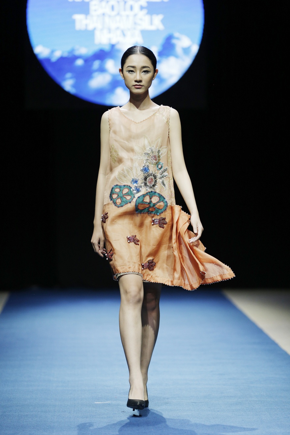 Xu hướng thời trang tối giản lên ngôi tại Tuần lễ thời trang Xuân Hè 2018 - 10 Điểm nhấn trong các thiết kế của Thanh Thúy là những họa tiết thêu tay cầu kỳ.