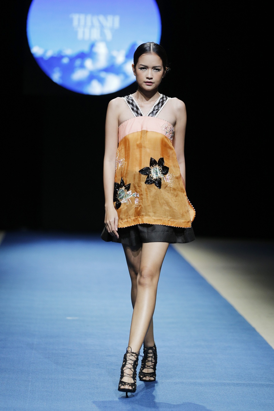 Hoa sen được nhà thiết kế biến tấu, cách điệu tạo nên điểm nhấn nhá đầy tinh tế trong các thiết kế.