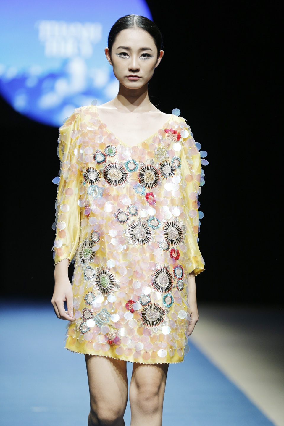 Xu hướng thời trang tối giản lên ngôi tại Tuần lễ thời trang Xuân Hè 2018 - 9 Sử dụng chất liệu lụa Bảo Lộc, các thiết kế của Thanh Thúy thế hiện sự phá cách, phóng khoáng của người phụ nữ.