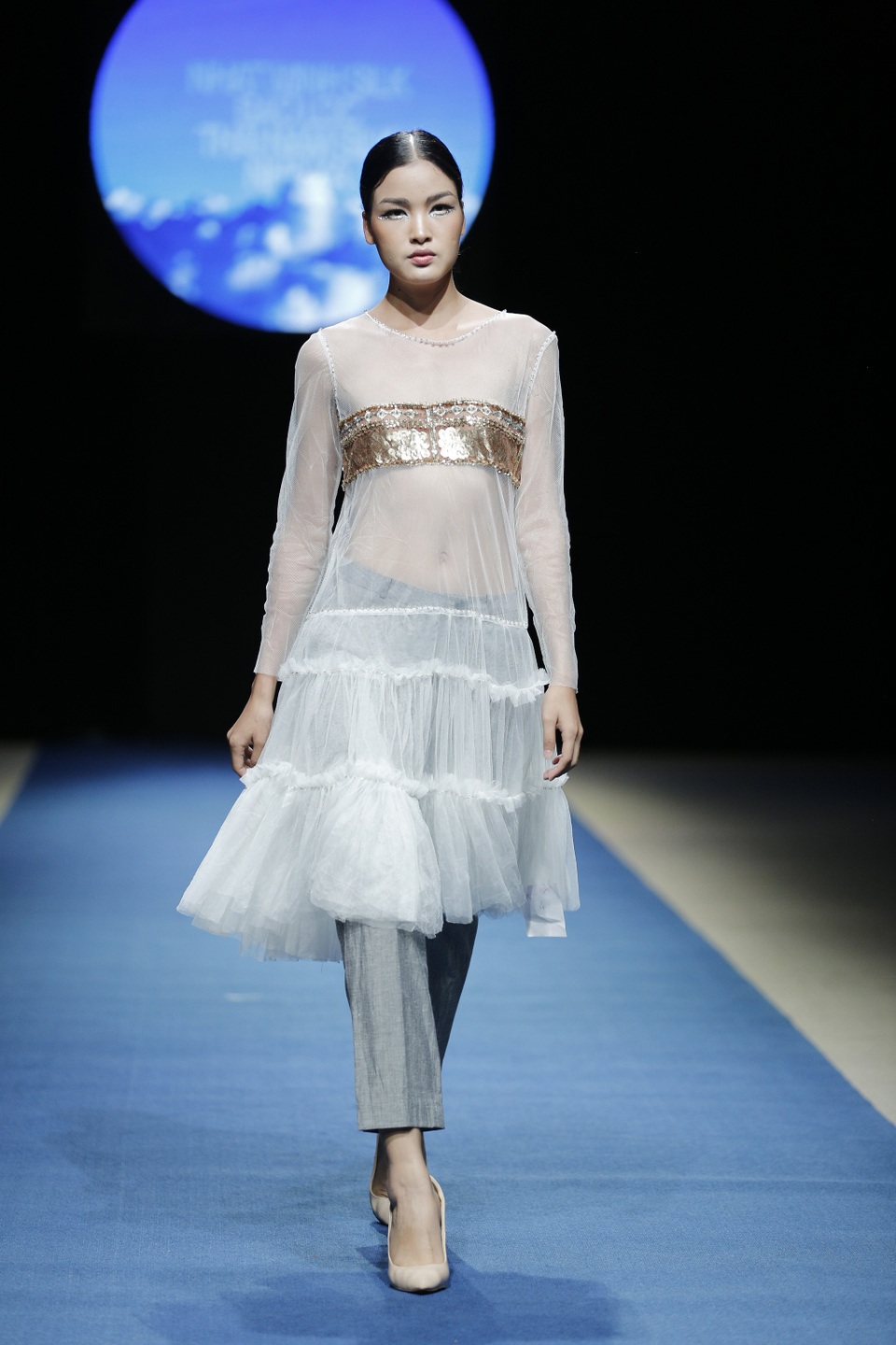 Đêm cuối của Ready to Wear trong khuôn khổ Tuần lễ thời trang Việt Nam Xuân hạ 2018 là sự pha trộn, biến tấu đầy ngẫu hứng của những thiết kế tươi trẻ, hiện đại. Trong số 6 nhà thiết kế góp mặt trong đêm diễn, NTK trẻ Thanh Thúy mang đến bộ sưu tập ấn tượng trên nền chất liệu lụa cao cấp Bảo Lộc.