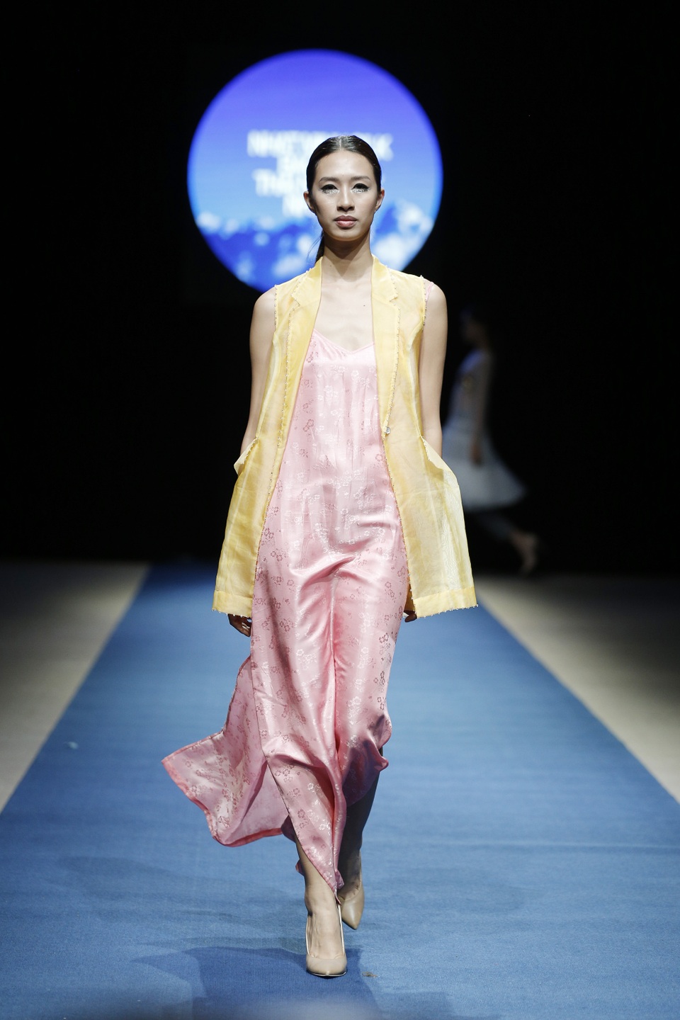 Rất cẩn trọng trong từng chi tiết, đắt giá trong bố cục, BST của Thanh Thúy mang lại nhiều cảm xúc cho người xem.