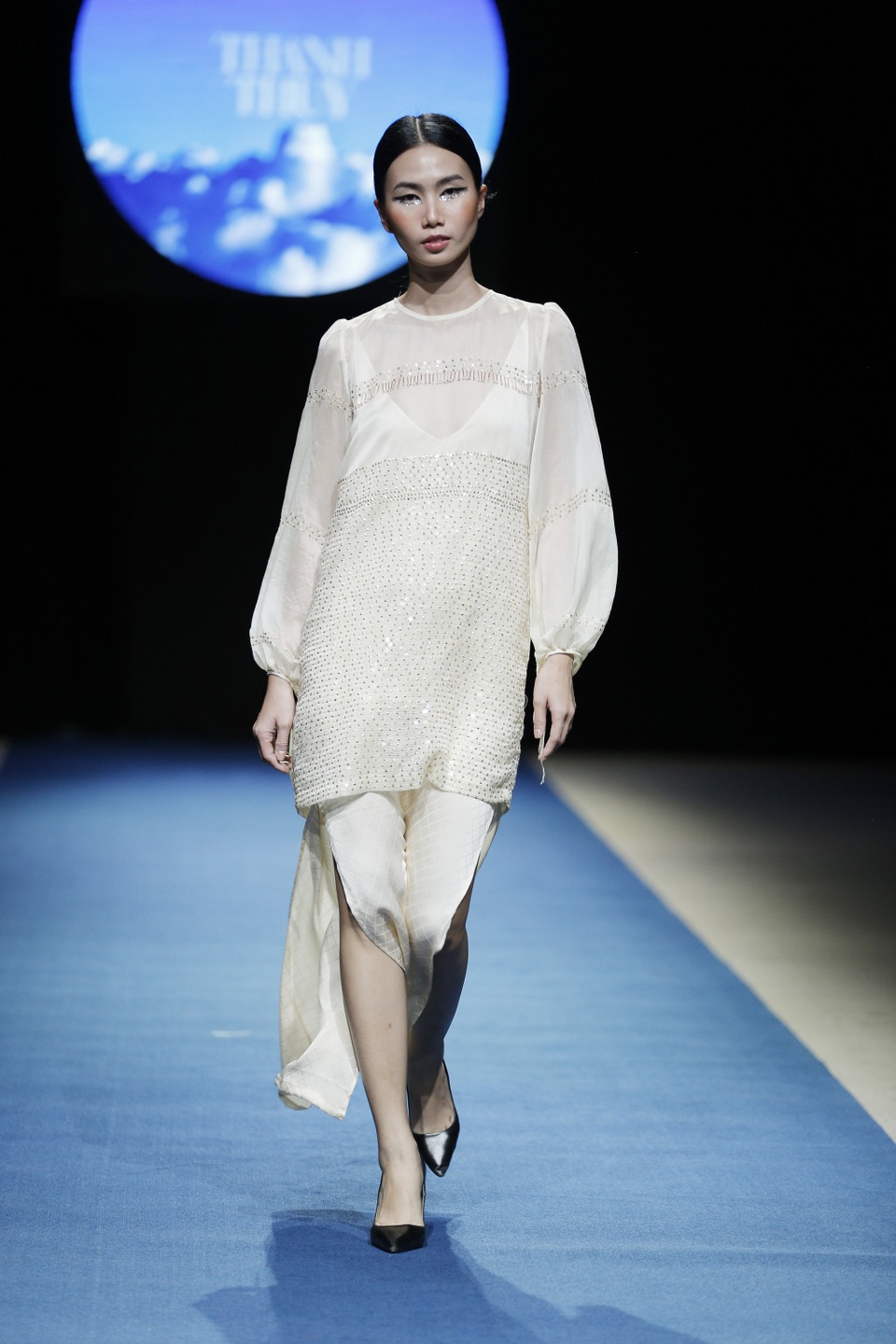 Nhà thiết kế trẻ cho biết, trong quá trình lên ý tưởng thiết kế cô luôn cố gắng xử lý, biến tấu để dung hòa giữa hai yếu tố hiện đại và truyền thống. Nhiều mẫu thiết kế, Thanh Thúy mất khá nhiều thời gian xử lý các họa tiết in thêu và đính kết để tạo sự độc đáo cho trang phục.