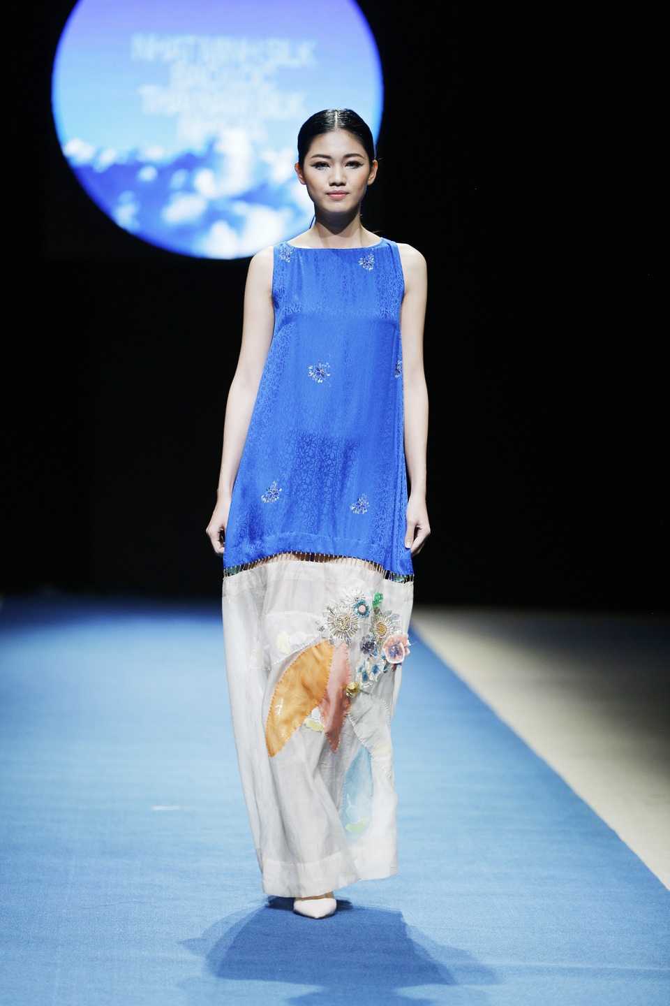 Các phom dáng váy suông được Thanh Thúy nhấn nhá bằng các chi tiết thêu tay và các đường cắt xẻ tinh tế tạo nên cho trang phục sự nữ tính, sang trọng.