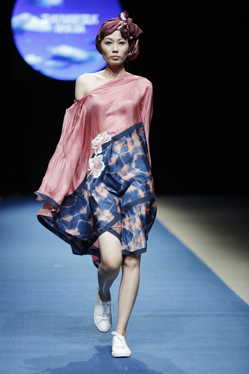 Xu hướng thời trang tối giản lên ngôi tại Tuần lễ thời trang Xuân Hè 2018 - 11 Các thiết kế của NTK Nhi Hoàng là sự biến tấu, pha trộn màu sắc đầy tươi trẻ.