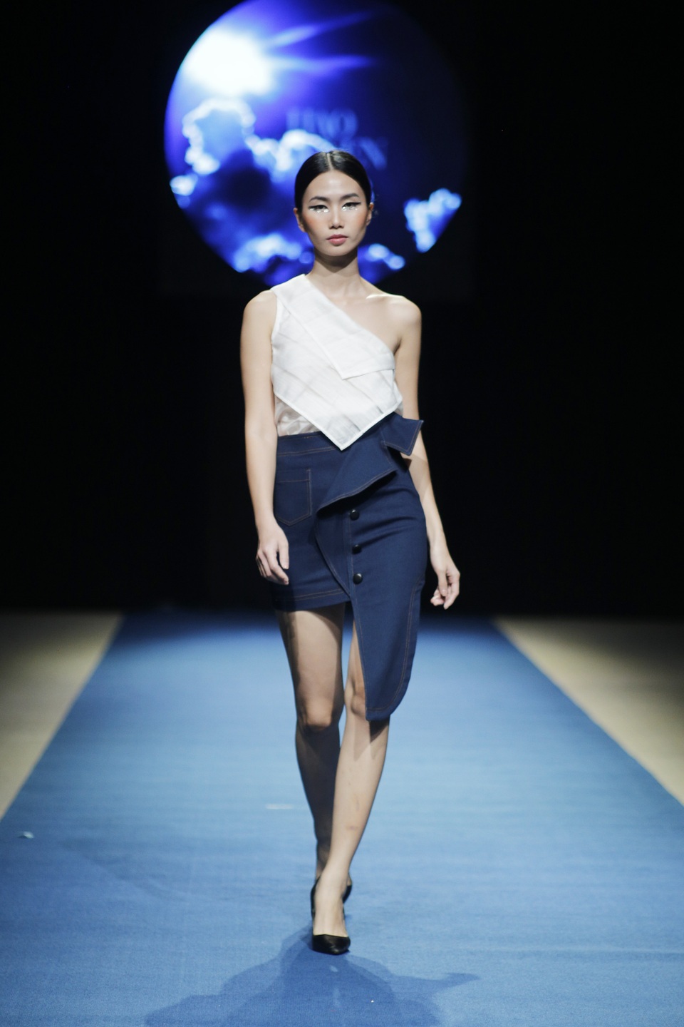 Xu hướng thời trang tối giản lên ngôi tại Tuần lễ thời trang Xuân Hè 2018 - 5 Với chất liệu đũi Nam Cao kết hợp với Jeans, Hảo Nguyễn tạo nên sự kết hợp mang tính đối lập mà vẫn hài hòa.