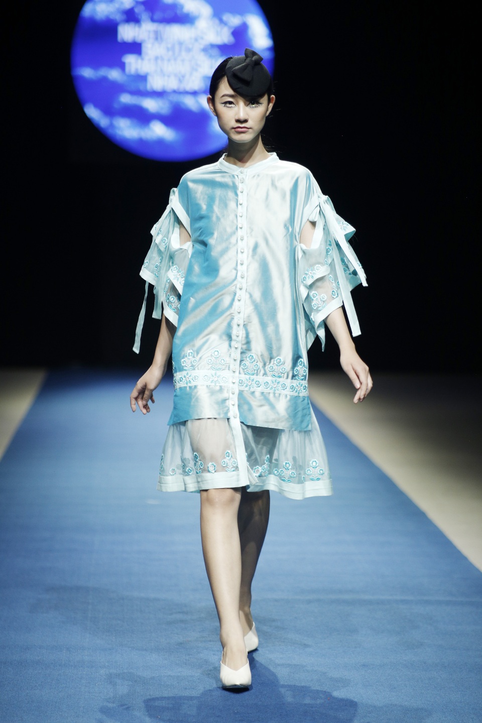 Xu hướng thời trang tối giản lên ngôi tại Tuần lễ thời trang Xuân Hè 2018 - 13 Có thể nói, những mẫu thiết kế xuân hè của Minh Hạnh luôn mang một nét riêng, từ cách kết hợp chất liệu cho đến kiểu dáng.