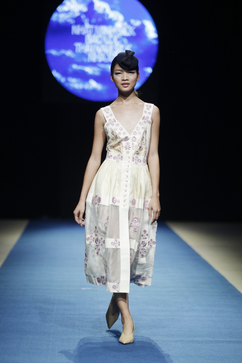 Xu hướng thời trang tối giản lên ngôi tại Tuần lễ thời trang Xuân Hè 2018 - 14 Sử dụng những gam màu tươi sáng, những họa tiết thêu hoa in nổi, đường cắt tinh tế đã tạo cho các thiết kế của Minh Hạnh sự bay bổng, nữ tính.
