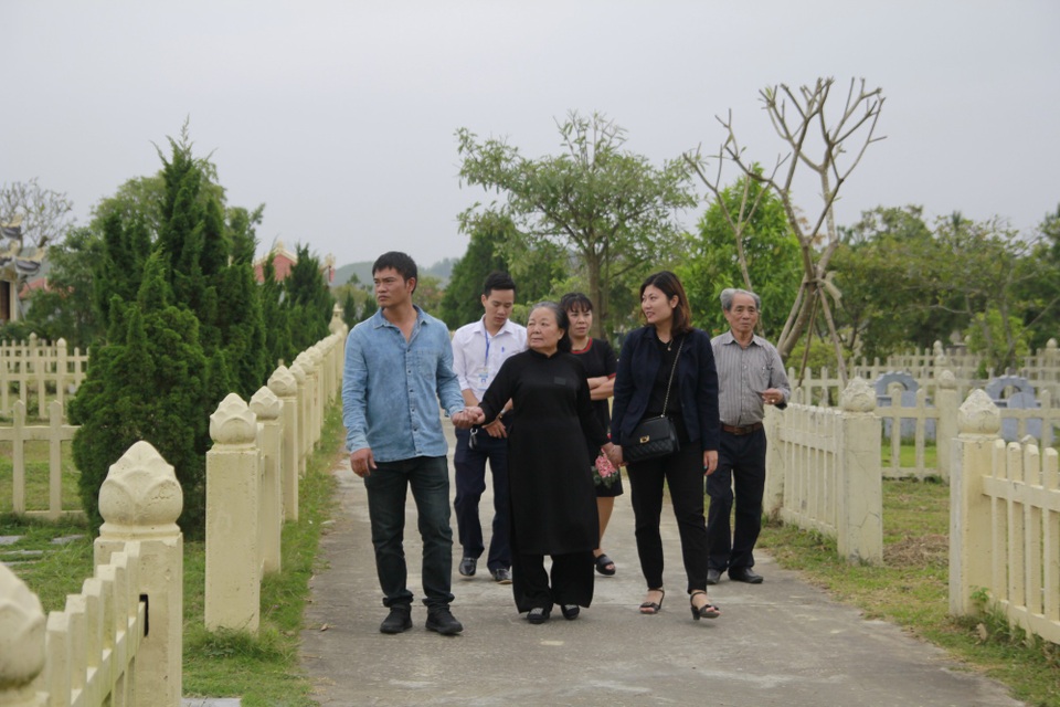 
Gia đình PGS Văn Như Cương lên thăm Công viên tâm linh Lạc Hồng Viên và làm các thủ tục để cuối năm nay đưa thầy lên đây an nghỉ.
