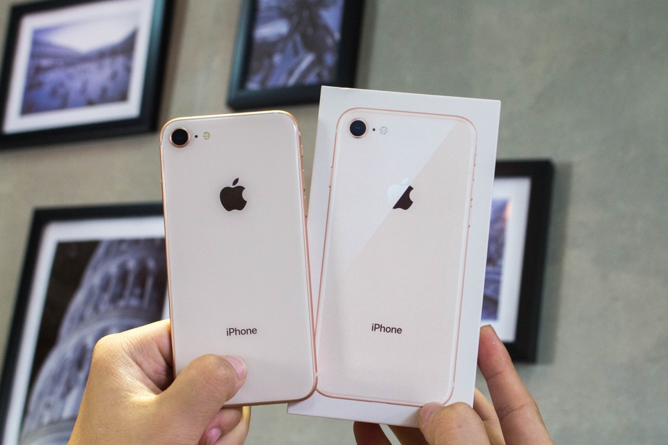 iPhone 8 xách tay giảm giá "cực rẻ" nhưng vẫn ế ẩm - 2 iPhone 8 lại ế ẩm sau vài ngày khởi sắc
