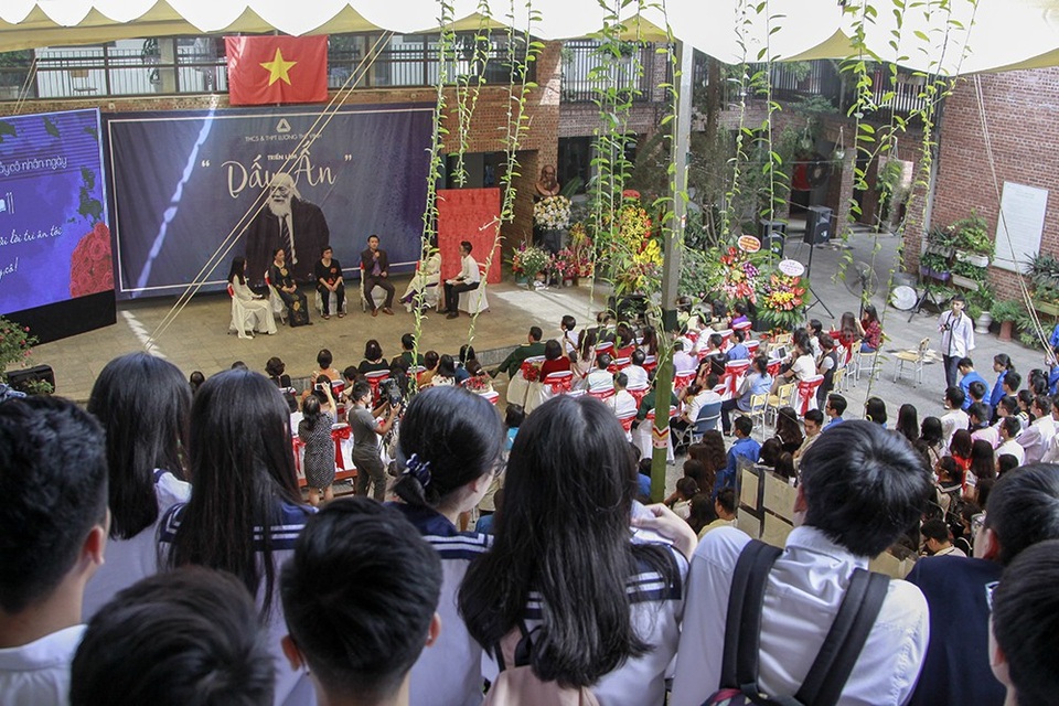 Trường Lương Thế Vinh làm triển lãm về thầy Văn Như Cương nhân ngày 20/11 - 1
Sáng 18/11, trường Lương Thế Vinh (cơ sở 1 tại xã Tân Chiều, Thanh Trì, Hà Nội) tổ chức lễ tri ân các thầy cô giáo nhân ngày Hiến chương nhà giáo Việt Nam 20/11. Trong khuôn viên trường nơi các thầy cô giáo cùng nhiều thế hệ học sinh tề tựu, tinh thần tôn sư trọng đạo được thể hiện xuyên suốt buổi lễ.