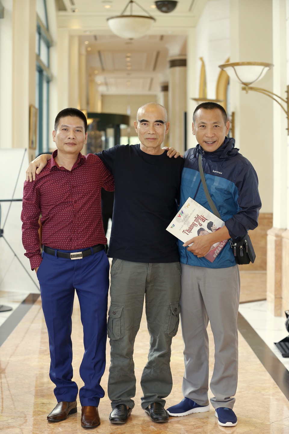Đạo diễn Lưu Trọng Ninh thoát “tử thần” kỳ diệu khi vừa phẫu thuật tim đã đi làm phim - 1 Đạo diễn Lưu Trọng Ninh (áo đen) và đạo diễn Bùi Thọ Thịnh (áo đỏ) trong buổi ra mắt phim Thương nhớ ở ai.