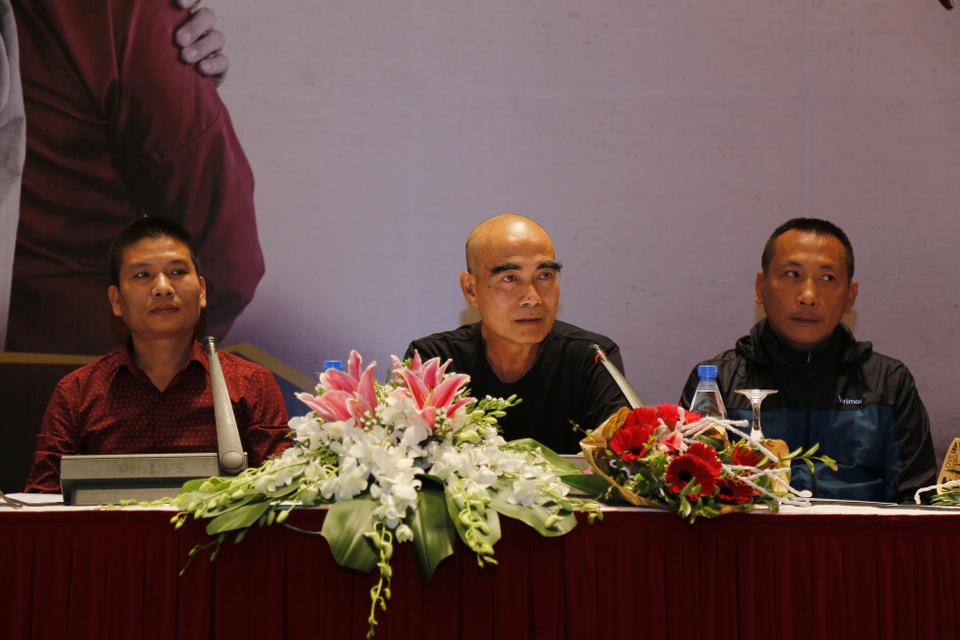 “Con gái ông trùm Phan Quân” dạy bạn diễn đóng cảnh "nóng" trong phim mới - 1 Đạo diễn Lưu Trọng Ninh, đạo diễn Bùi Thọ Thịnh (áo đỏ) và thành viên quay phim trong buổi ra mắt phim.