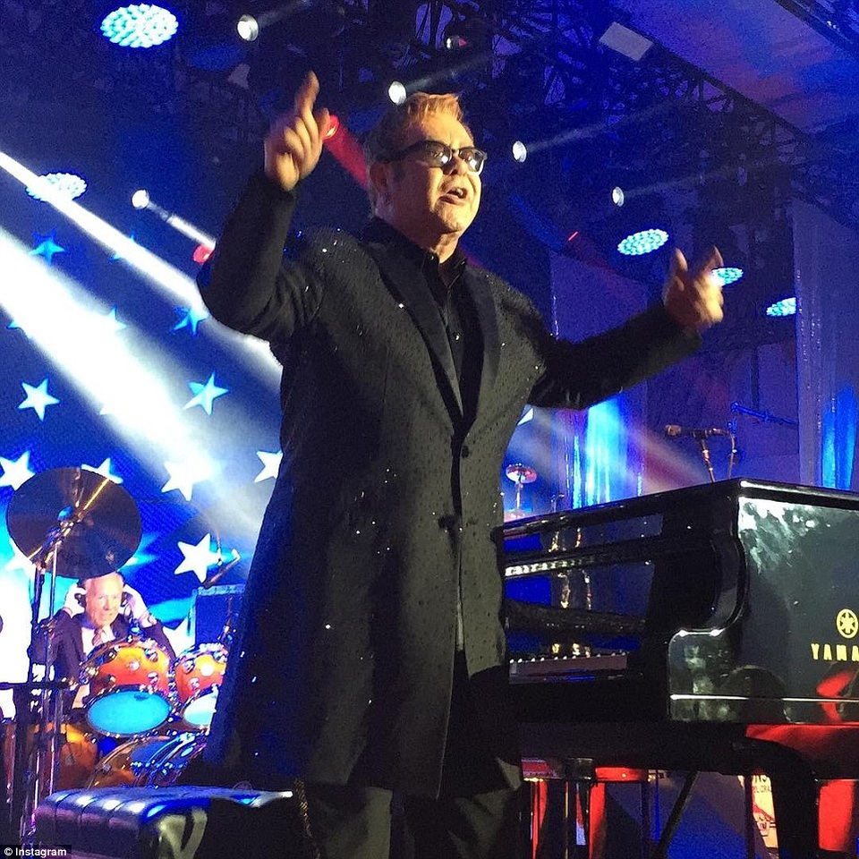 Tỷ phú Nga chi 3,5 triệu bảng Anh mời Elton John và Mariah Carey hát trong đám cưới cháu - 5
Elton John hào hứng hát tới 12 ca khúc trong đám cưới này