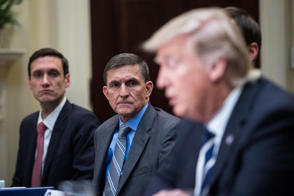
Tổng thống Mỹ Donald Trump (bên phải ngoài cùng), và cựu Cố vấn an ninh quốc gia Michael Flynn (giữa). (Ảnh: AFP)

