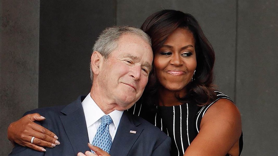 Cựu Đệ nhất phu nhân Michelle Obama ôm cựu Tổng thống George W. Bush trong lễ khánh thành Bảo tàng quốc gia về lịch sử người Mỹ gốc Phi tại Washington tháng 9/2016 (Ảnh: EPA)
