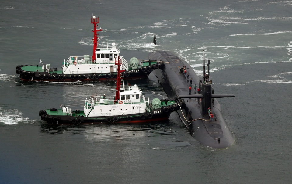Tàu USS Michigan được hai tàu hộ tống trong quá trình cập cảng Busan (Ảnh: Reuters)