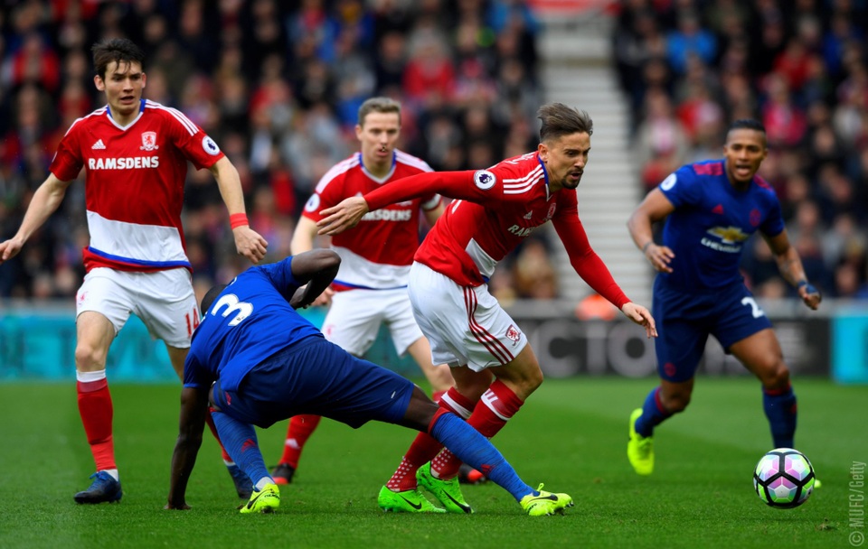 Middlesbrough 1-3 MU: Tội đồ Valdes - 1
Ramirez trong tình huống cố gắng vượt qua Bailly