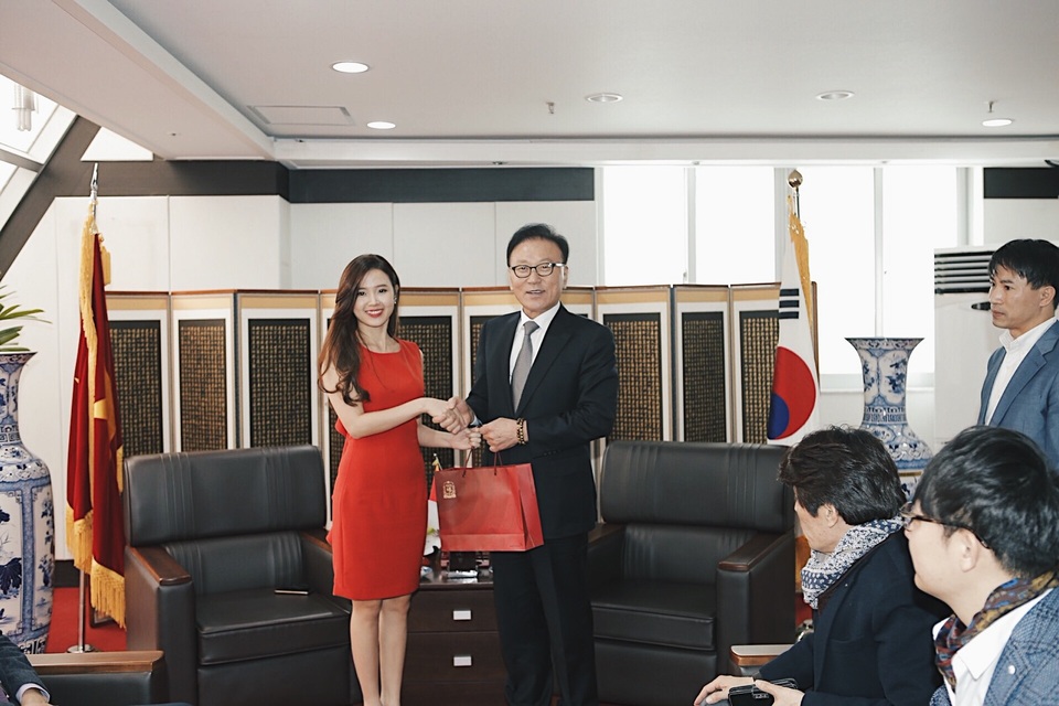 Hậu scandal “giảng viên - trợ giảng”, Midu bí mật sang Hàn Quốc - 5 Midu còn đến thăm Đại sứ quán Việt Nam tại Hàn Quốc.