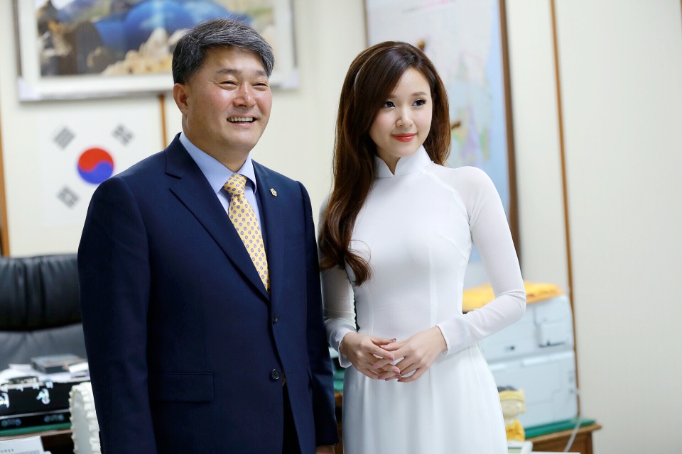 Hậu scandal “giảng viên - trợ giảng”, Midu bí mật sang Hàn Quốc - 2 Midu diện áo dài trắng tinh khôi trong chuyến công tác tại Hàn Quốc.