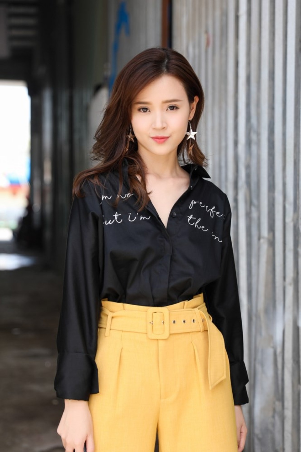 Đường tình lận đận của 3 hot girl đời đầu Sài Thành - 10 Mới đây, sau khi trên mạng xã hội lan truyền hình ảnh Midu chạm trán Thúy Vi (hot girl Cà Mau một thời được cho là người thứ ba xen vào giữa mối quan hệ tình cảm của Midu và Phan Thành) tại một quán cafe, Midu cũng chính thức lên tiếng trên trang cá nhân. Cô khẳng định không phải trái đất tròn bởi người thứ 3 vô tình chạm mặt mà vì không chạm, người này cũng cố tình tìm đến và ngồi chờ để chạm trán cho bằng được.