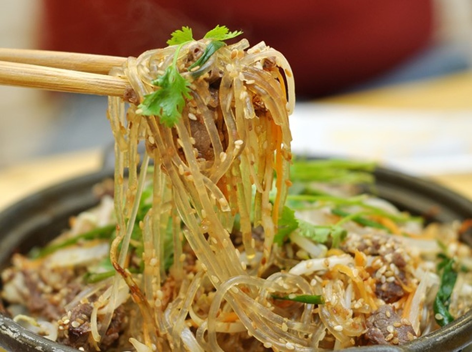 Lựa chọn thực phẩm Tết: Phân biệt miến sạch và miến ngâm tẩm hóa chất - 1
Ảnh minh hoạ: Internet