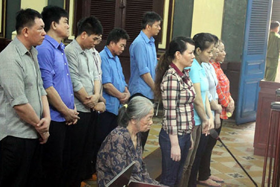 Trong vòng 4 tháng, bị cáo Miết (đang ngồi) mua bán đến 7,7kg ma túy nhưng chỉ bị tuyên chung thân vì luật Hình sự mới không kết án tử hình đối với người phạm tội trên 75 tuổi