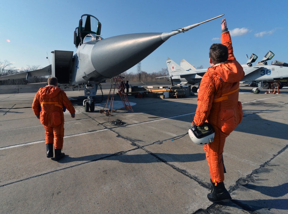 “Sát thủ đánh chặn” MiG-31 của Nga tập trận ở Viễn Đông - 1 Sputnik ngày 16/3 đưa tin một nhóm tiêm kích đánh chặn MiG-31 thuộc Hạm đội Thái Bình Dương đã bay hơn 2.200 km để tham gia tập trận ở khu vực Viễn Đông của Nga. Trong ảnh: Các phi công kiểm tra kỹ thuật của một tiêm kích MiG-31 trước khi tham gia tập trận