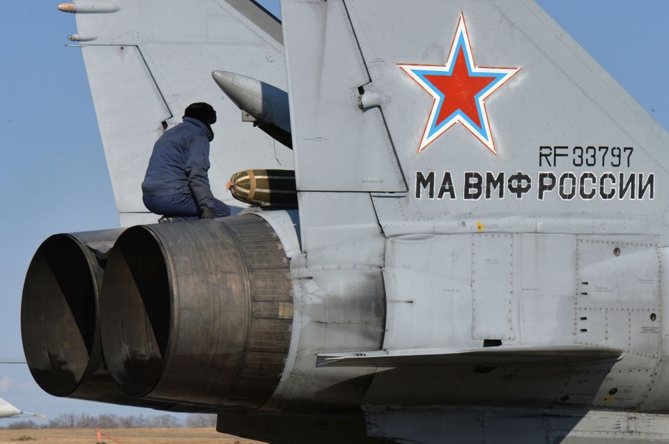 “Sát thủ đánh chặn” MiG-31 của Nga tập trận ở Viễn Đông - 2 Tham gia tập trận tại Viễn Đông, MiG-31 sẽ thực hành khả năng dò tìm và đánh chặn các mục tiêu thông qua hàng chục chuyến xuất kích. Trong ảnh: Việc chuẩn bị cho mỗi lần xuất kích của MiG-31 được tiến hành kỹ lưỡng.