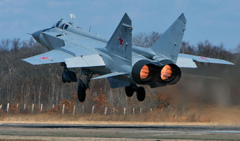 “Sát thủ đánh chặn” MiG-31 của Nga tập trận ở Viễn Đông - 8 Vì MiG-31 là dòng máy bay ra đời từ những năm 1970 trong thời kỳ Liên bang Xô viết nên không tránh khỏi những thiếu sót. Do vậy, Không quân Nga đã tiến hành một số chương trình nâng cấp cho các tiêm kích đánh chặn hạng nặng này.