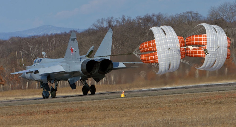 “Sát thủ đánh chặn” MiG-31 của Nga tập trận ở Viễn Đông - 5 MiG-31 là dòng tiêm kích đánh chặn có thể tác chiến được trong mọi điều kiện thời tiết. Với khả năng bay ở độ cao 20 km và được trang bị hệ thống radar mạnh mẽ, MiG-31 được mô tả là “thợ săn” các mục tiêu trong thời gian nhanh nhất.