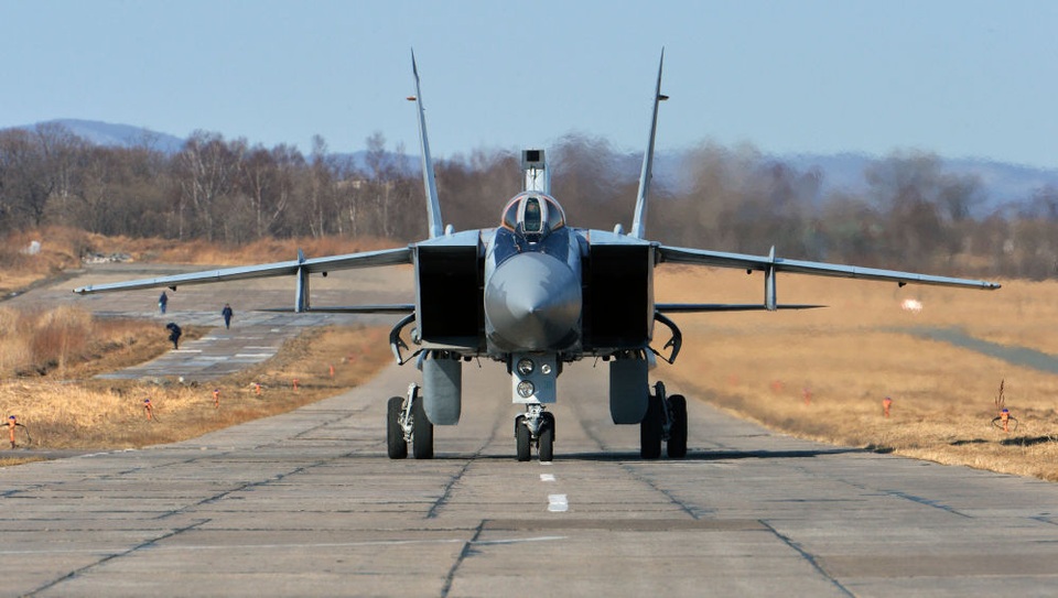 “Sát thủ đánh chặn” MiG-31 của Nga tập trận ở Viễn Đông - 6 MiG-31 có thể được trang bị các loại tên lửa không đối không có tầm bắn lên tới hơn 100 km và chỉ cần 4 chiếc MiG-31 cùng sải cánh một lúc là có thể kiểm soát 1.100 km không phận.
