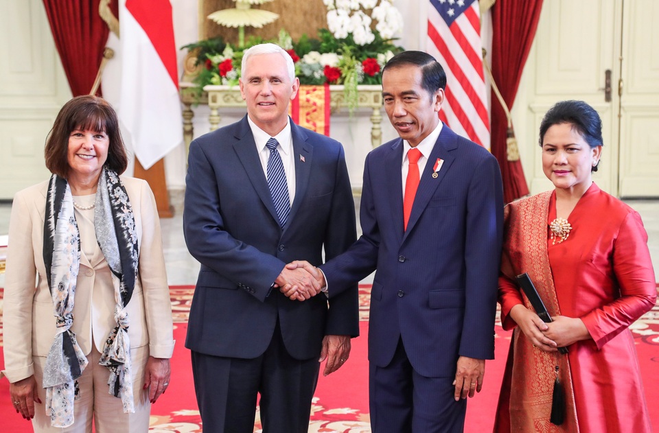 Phó Tổng thống Mỹ thăm nhà thờ Hồi giáo lớn nhất Đông Nam Á - 4 Hai vợ chồng Phó Tổng thống Mỹ chụp ảnh cùng hai vợ chồng Tổng thống Indonesia tại cung điện Merdeka.