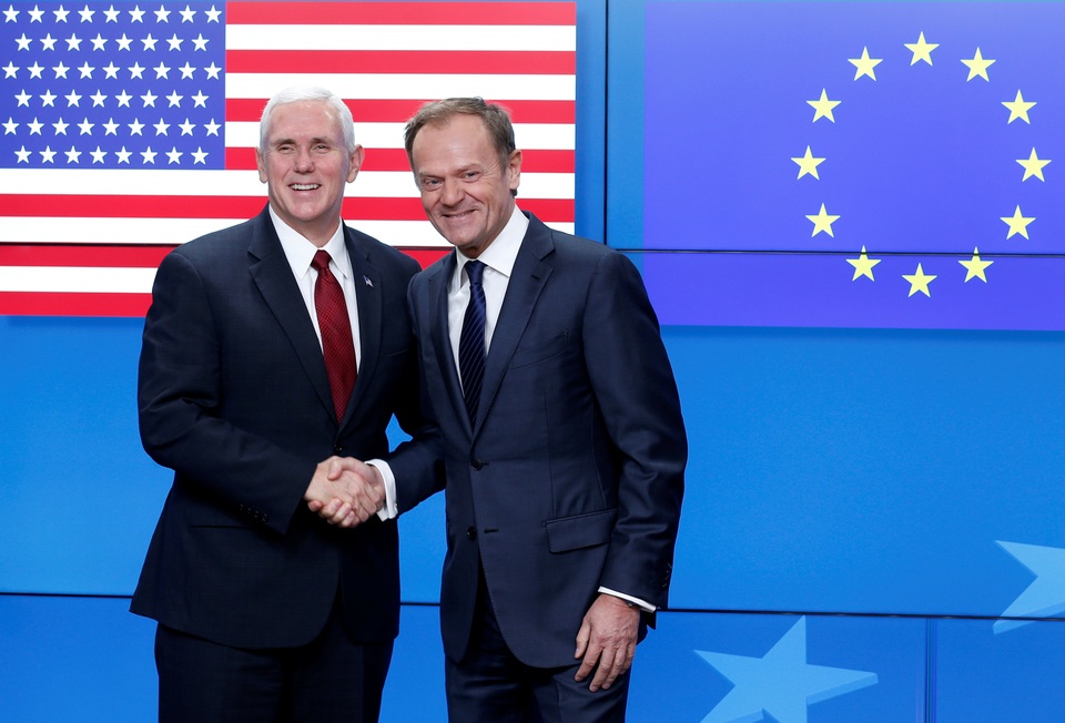 EU treo nhầm cờ Mỹ khi đón Phó Tổng thống Pence - 1 Phó Tổng thống Mỹ Mike Pence (trái) bắt tay Chủ tịch Hội đồng châu Âu Donald Tusk tại cuộc gặp ở Brussels, Bỉ hôm 20/2. Phía sau Phó Tổng thống Pence là cờ Mỹ bị phát hiện có lỗi (Ảnh: Reuters)