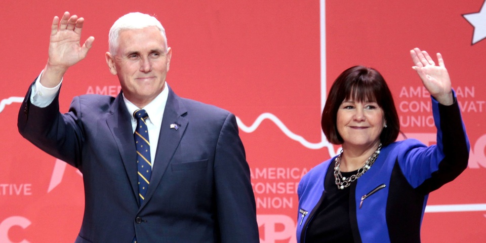 Phó Tổng thống Mike Pence và vợ, bà Karen Pence (Ảnh: Flickr)