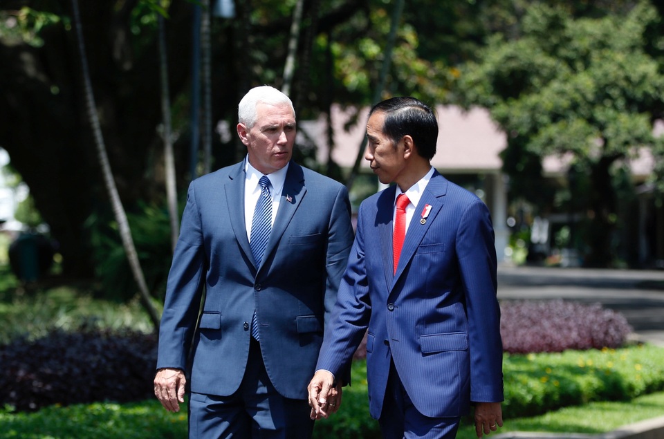 Phó Tổng thống Mỹ thăm nhà thờ Hồi giáo lớn nhất Đông Nam Á - 2 Ông Pence và ông Widodo trò chuyện khi đi cùng nhau trong khuôn viên dinh tổng thống ở Jakarta.