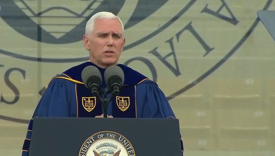 Sinh viên đồng loạt bỏ về khi Phó Tổng thống Mỹ phát biểu - 1 Phó Tổng thống Mike Pence phát biểu tại Đại học Notre Dame ngày 21/5 (Ảnh: ABC News)