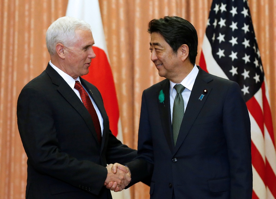 Phó Tổng thống Mỹ tuyên bố “theo đến cùng” vấn đề Triều Tiên - 1 Phó Tổng thống Mỹ Mike Pence (trái) bắt tay Thủ tướng Nhật Bản Shinzo Abe trong cuộc gặp tại Tokyo ngày 18/4 (Ảnh: Reuters)