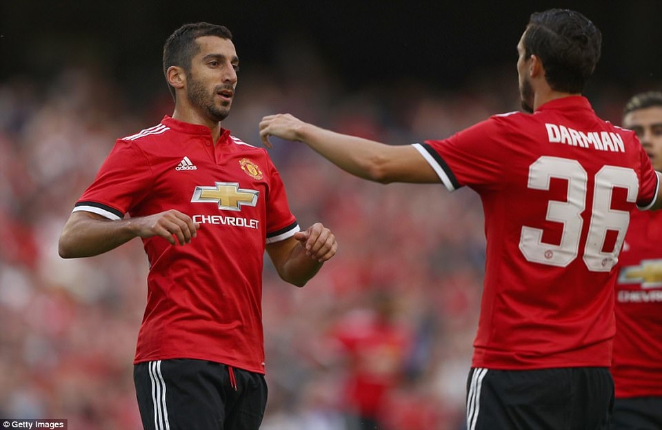 Matic ra mắt, MU đánh bại Sampdoria - 1
Mkhitaryan (trái) ăn mừng sau khi mở tỉ số trận đấu