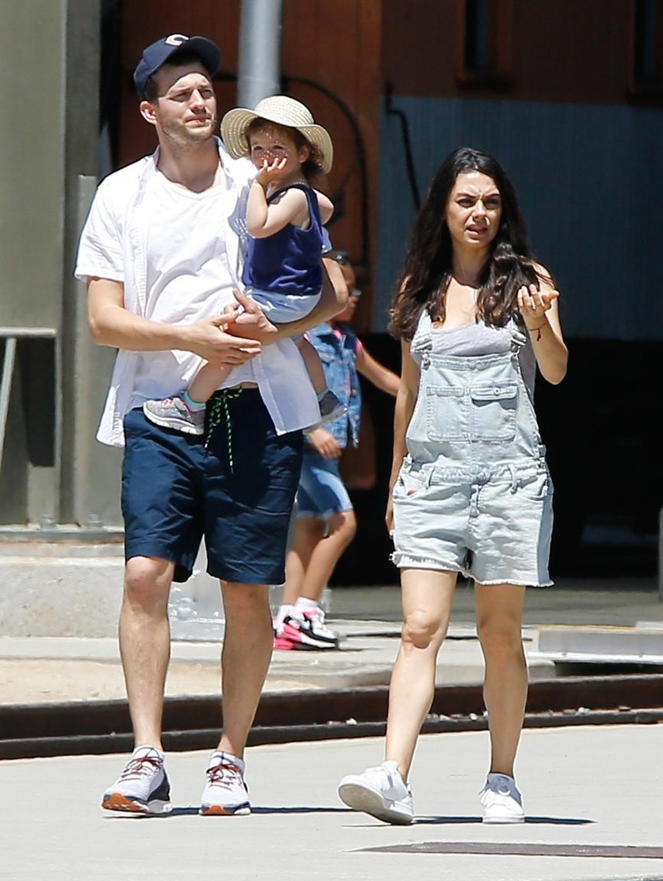 Ashton Kutcher - Mila Kunis: Từ mối quan hệ không ràng buộc đến gia đình kiểu mẫu tại Hollywood - 2
Mila và Ashton cùng cô con gái lớn, 2 tuổi