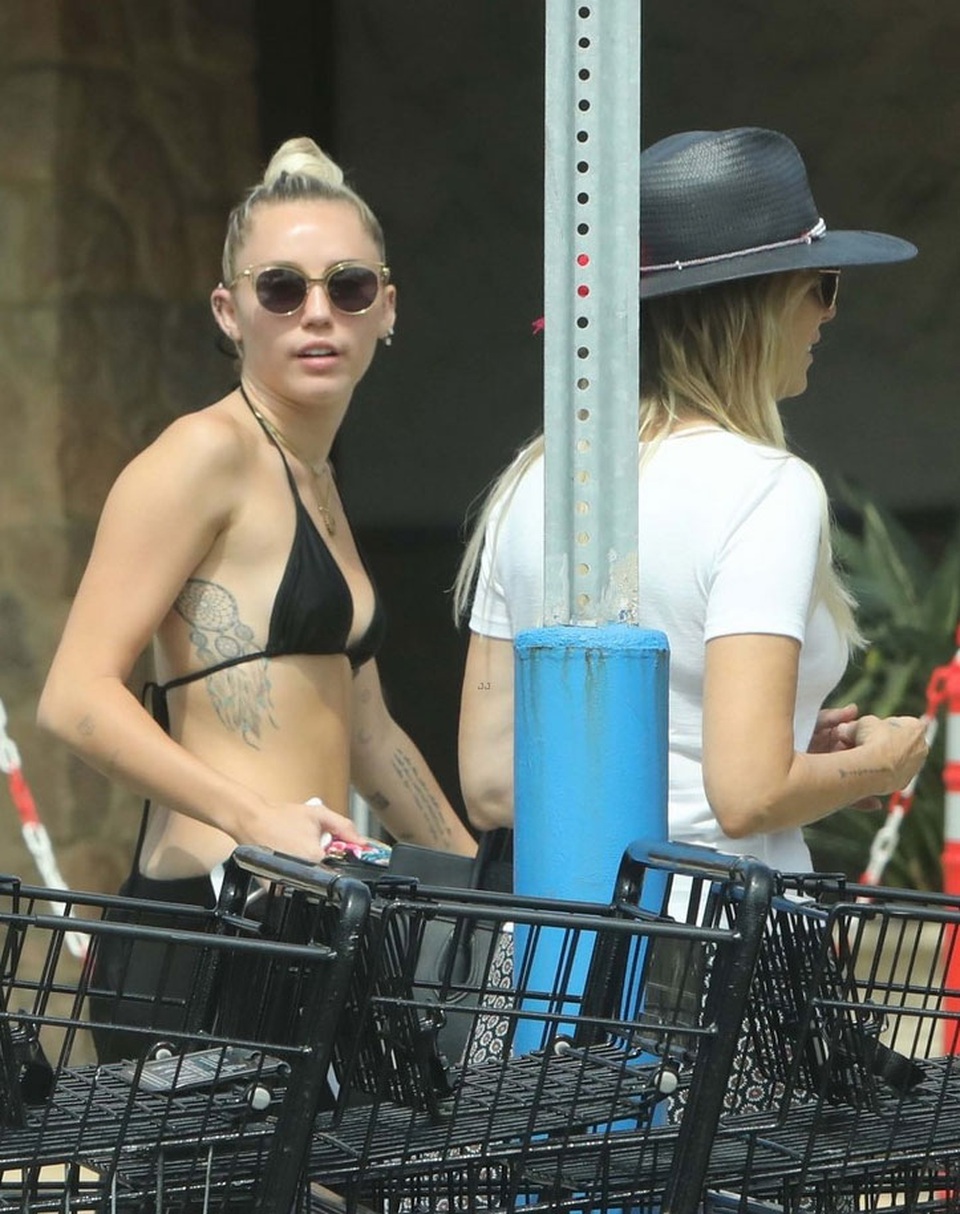 Miley Cyrus lộ "vòng một" khiêm tốn - 1
Miley Cyrus xuất hiện tại Malibu cùng mẹ ruột, bà Tish. Hai mẹ con đi mua sắm rất vui vẻ với nhau.