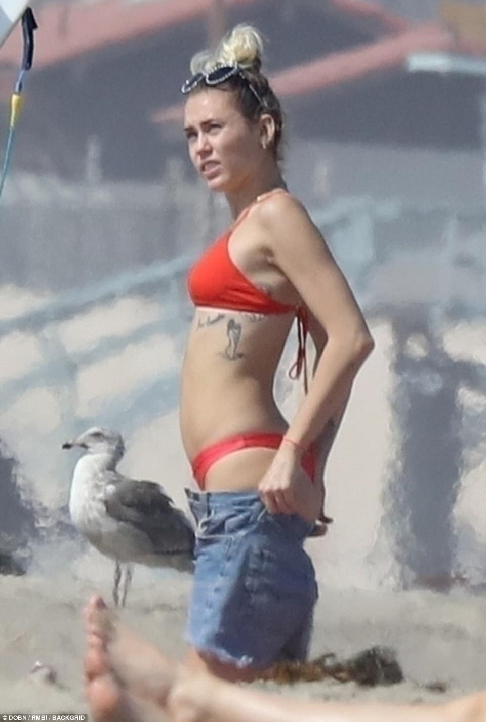 Miley Cyrus khoe dáng gợi cảm bên bạn trai Liam Hemsworth - 1 
Miley Cyrus khoe dáng gợi cảm trong bộ áo tắm hai mảnh màu đỏ khi đi trượt ván cùng bạn trai, Liam Hemsworth.