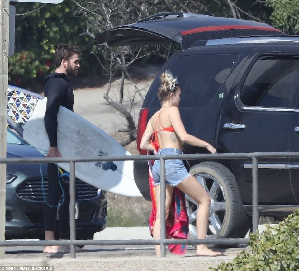 Miley Cyrus khoe dáng gợi cảm bên bạn trai Liam Hemsworth - 14 
Huyền thoại âm nhạc Dolly Parton, mẹ nuôi của Miley, tuần trước đã chia sẻ với truyền thông: Miley thật may mắn khi có được người bạn trai như Liam. Liam cũng rất may khi yêu Miley. Tôi tin, hai đứa sinh ra là để cho nhau.