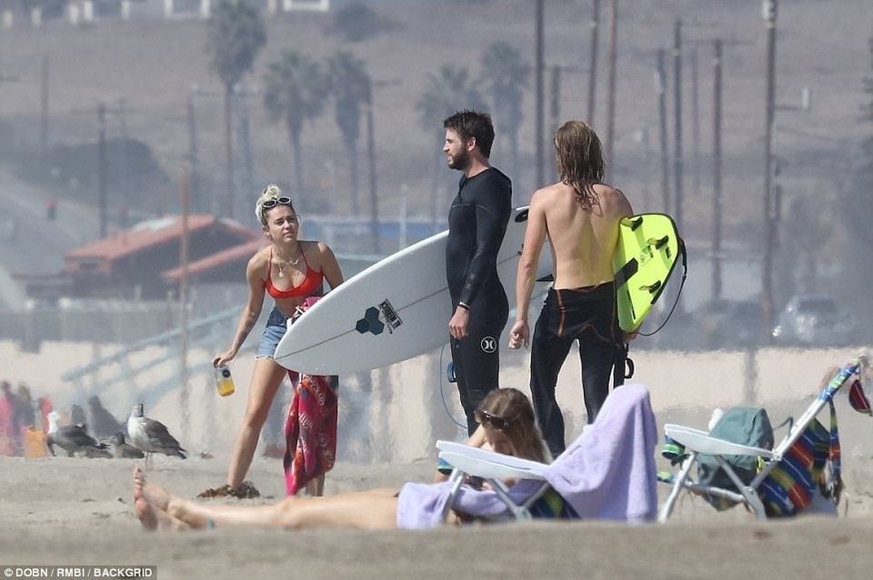 Miley Cyrus khoe dáng gợi cảm bên bạn trai Liam Hemsworth - 8 
Từ khi quay lại với Liam, Miley đã bớt nổi loạn và sống điềm đạm hơn. Cô không còn có những phát ngôn gây sốc hay diện trang phục kiệm vải lên sân khấu hoặc tại các sự kiện. Sự chuyển biến tích cực của Miley khiến người thân và fan của cô ủng hộ.