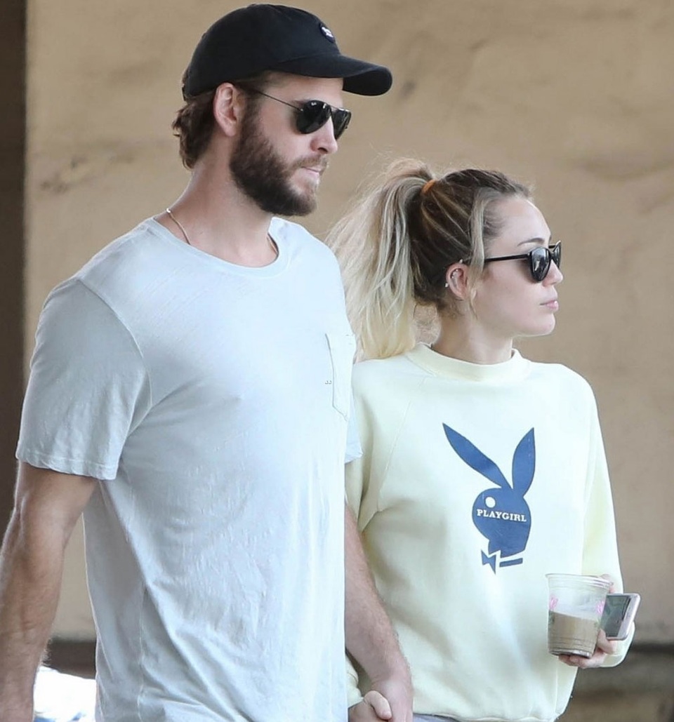 Miley Cyrus e ấp và đẹp đôi bên bạn trai Liam Hemsworth - 7
Trong quãng thời gian chia tay với Liam, Miley trở thành một cô nàng cá tính, nổi loạn với những phát ngôn và bộ trang phục kiệm vải hở hang. Cô từng bị chỉ trích nặng nề bởi hình ảnh này, nhưng từ khi quay lại với Liam, Miley “lột xác” hoàn toàn. Cô sống dịu dàng, chừng mực và luôn rạng ngời hạnh phúc.