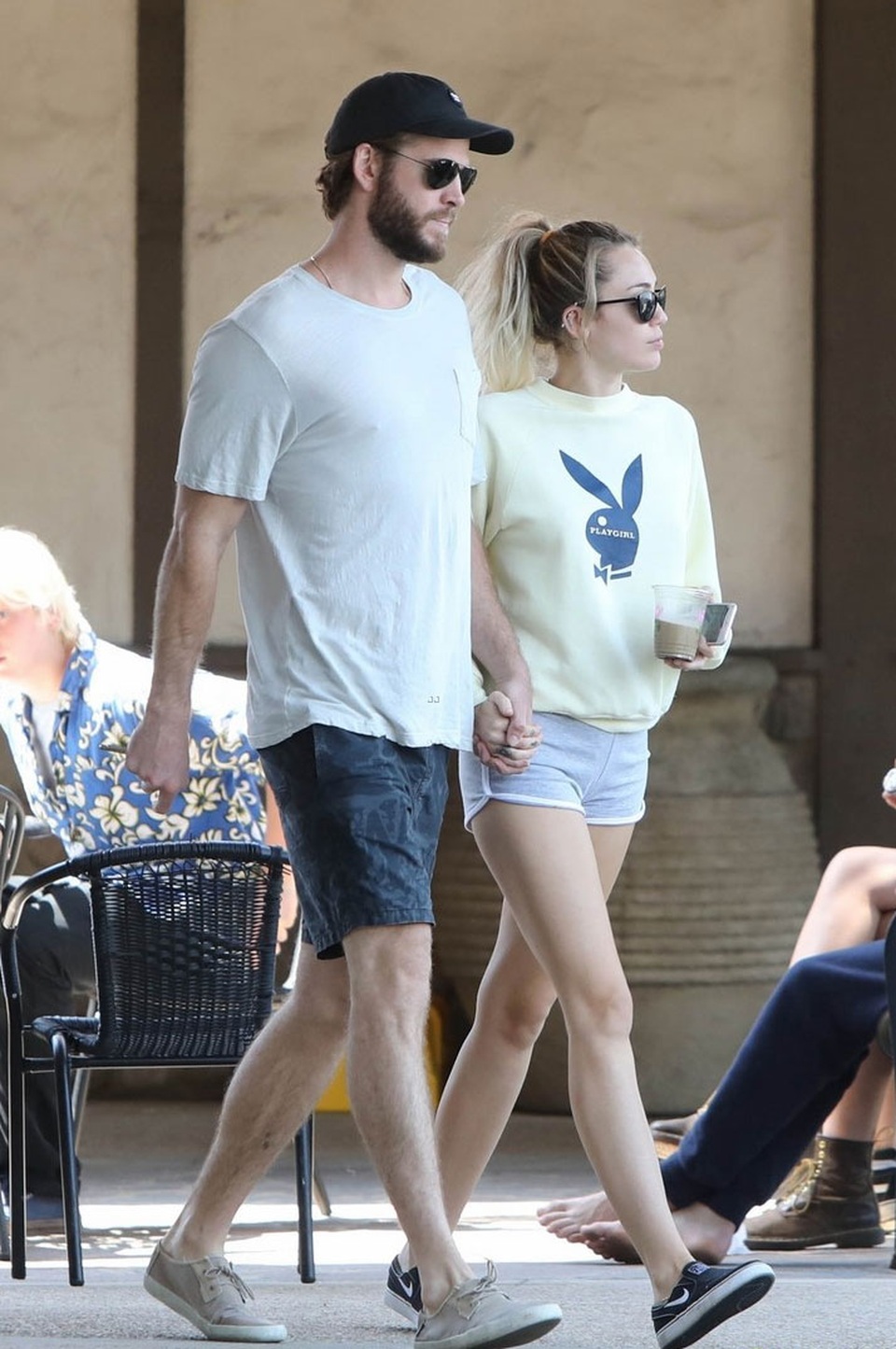 Miley Cyrus e ấp và đẹp đôi bên bạn trai Liam Hemsworth - 6
Miley là một diễn viên kiêm ca sĩ nổi tiếng còn Liam là một trong những ngôi sao trẻ hấp dẫn nhất Hollywood. Cả hai đều rất thành công và chịu áp lực từ truyền thông cũng như công chúng. Song, kể từ khi tái hợp vào cuối năm 2015, họ hạnh phúc hơn và sống vui vẻ hơn.