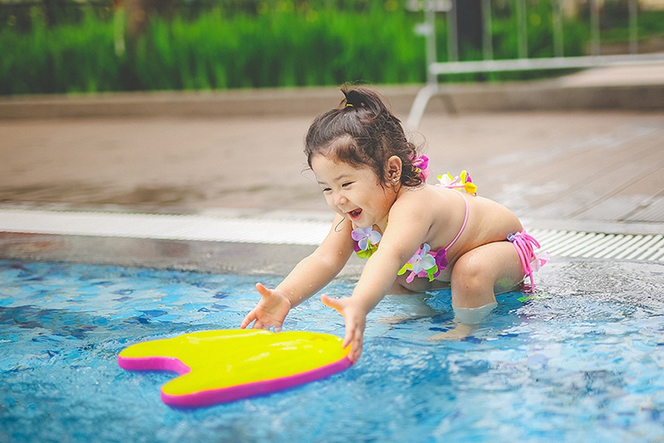 Mẫu nhí 2 tuổi diện bikini “siêu đáng yêu" - 6 Mẹ Mimi nhận thấy cho con bơi sớm giúp bé phát triển tốt không chỉ về cơ thể mà cả hệ thần kinh, giúp bé độc lập và còn tạo cho con kĩ năng sớm, tránh cho bé rơi vào các trường hợp nguy hiểm khi vô tình rơi xuống nước. Bé Mimi rất khoẻ, gần như không ốm vặt cũng bởi vì bé rất thích những bộ môn vận động như là bơi.