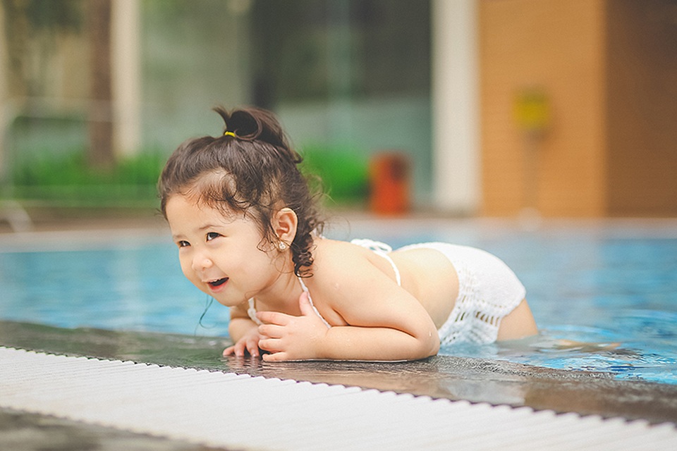 Mẫu nhí 2 tuổi diện bikini “siêu đáng yêu" - 14 Rất tinh nghịch