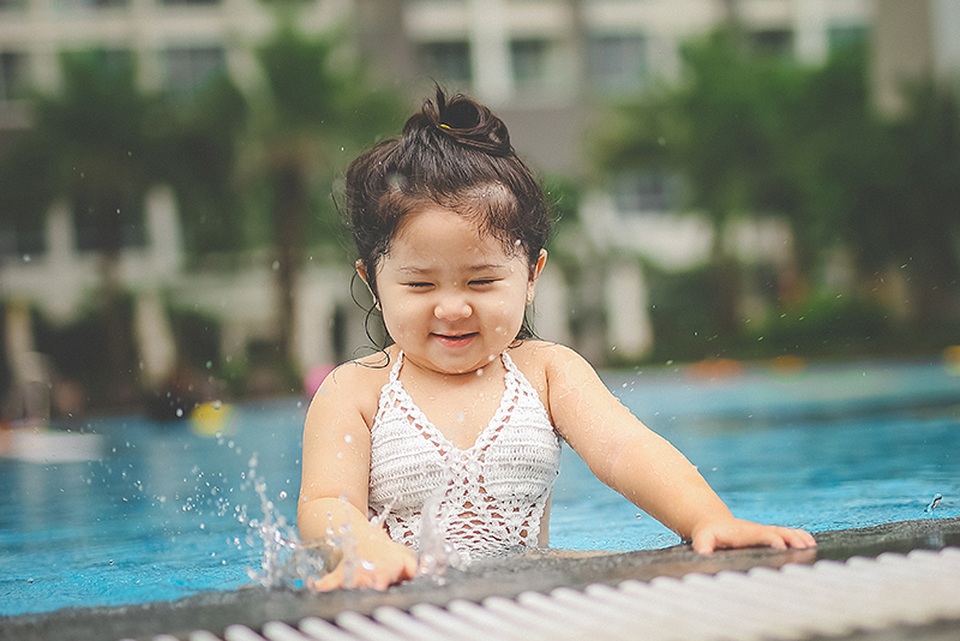 Mẫu nhí 2 tuổi diện bikini “siêu đáng yêu" - 12 Biểu cảm đáng yêu của mẫu nhí Mimi khi nghịch nước